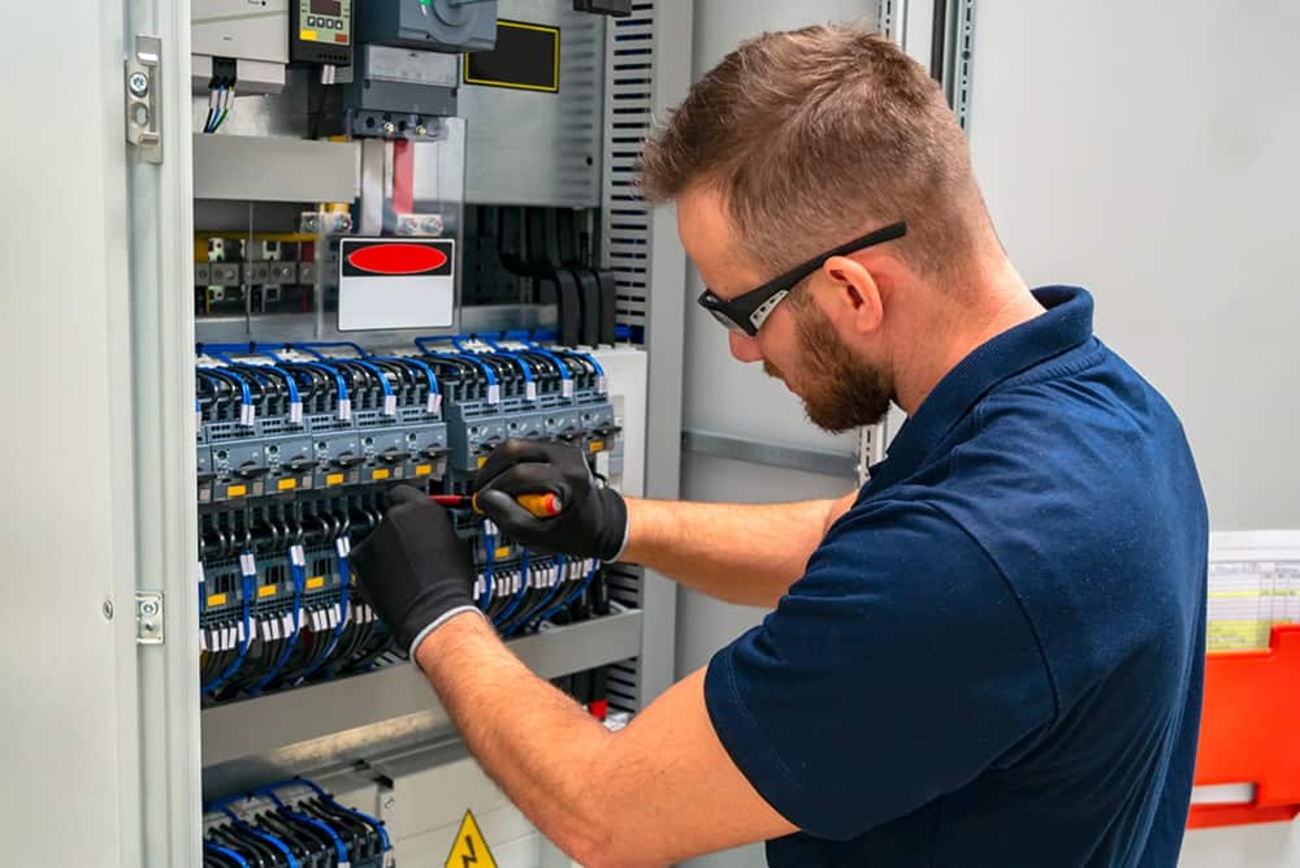 Elektroniker für Energie- und Gebäudetechnik (m/w/d) bei Elektrotechnik Hübner GmbH&Co.KG in Hünfeld